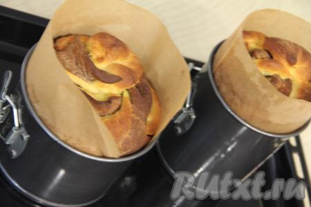 Выпекать шоколадно-апельсиновые краффины в разогретой до 180 градусов духовке минут 30. Готовность проверить деревянной палочкой. Для этого проколите краффин в середине, если палочка останется сухой, без следов теста, значит куличи готовы.