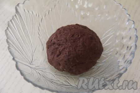 Затем, постепенно подсыпая оставшуюся муку, замесить руками шоколадное тесто, немного липнущее к рукам, похожее по консистенции на апельсиновое тесто. Тесто хорошо вымесить (не менее 6-7 минут). Сформировав колобок, выложить тесто в миску, накрыть плёнкой (или полотенцем).