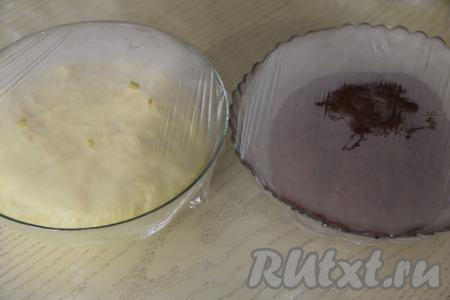 Оставить два вида теста на 1,5 часа в тёплом месте. Тесто округлится и увеличится в объёме раза в 2-3. 100 грамм сливочного масла, которое мы будем использовать для прослойки, заранее достать из холодильника, чтобы оно успело согреться до комнатной температуры.