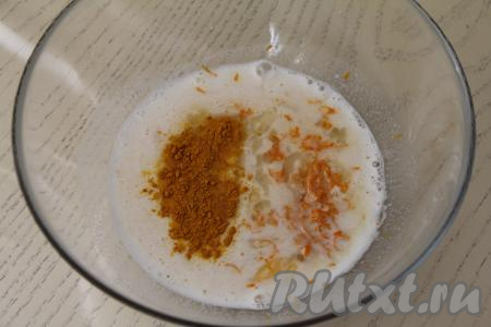Апельсин хорошо вымыть, снять с апельсина цедру. Снимая цедру, старайтесь не затрагивать белый слой, который находится под оранжевой цедрой. В миску со смесью опары и яйца добавить 1 чайную ложку цедры апельсина и половину чайной ложки куркумы. Куркума придаст желтоватый оттенок куличам.