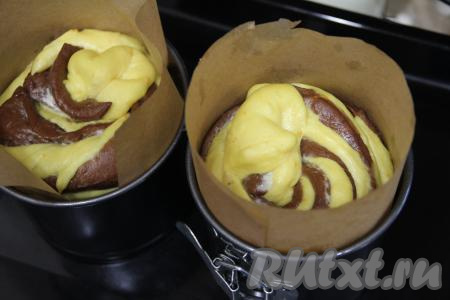 Оставить шоколадно-апельсиновые краффины в формах в тёплом месте на 30 минут. Тесто округлится, заполнив формы на 2/3 объёма.