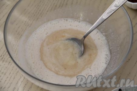 Сливочное масло растопить до жидкого состояния (я растопила в микроволновке), дать немного остыть. По прошествии 15 минут в миску к яйцу и сахару добавить запенившуюся опару, перемешать столовой ложкой (или венчиком).