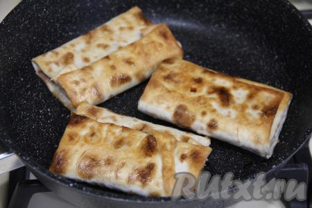 Жарить пирожки с двух сторон на среднем огне до золотистого цвета (примерно по 3 минуты с каждой стороны).​​​​​