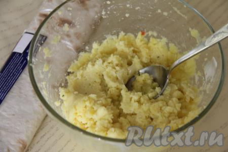 Перемешать пюре с луком до однородности и картофельная начинка для пирожков из лаваша готова.