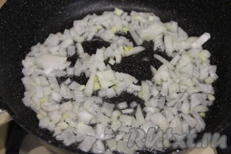 Картошку почистить, нарезать на крупные кусочки, выложить в кастрюлю, полностью залить водой и поставить на сильный огонь. После закипания воды добавить в кастрюлю соль, уменьшить огонь и варить картофель до готовности (минут 20-25, готовая картошка легко прокалывается ножом). Пока варится картофель, нужно мелко нарезать очищенный лук, выложить его в сковороду, в которой уже хорошо прогрелось растительное масло. Обжарить лук в течение 3-4 минут (до прозрачности), время от времени помешивая, на среднем огне. Жареный лук убрать с огня, дать немного остыть.