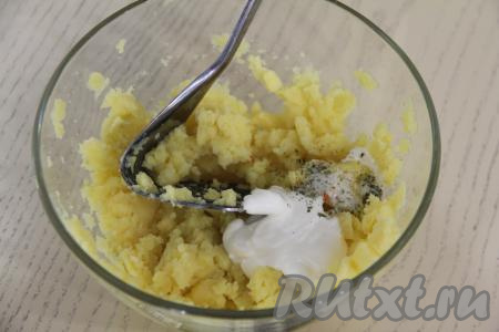 После того как картошка сварится, вылить воду в которой варился картофель. Размять картошку толкушкой в пюре, добавить сметану и специи по вкусу. Если необходимо, немного подсолить пюре.