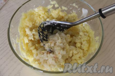 Снова размять толкушкой, вмешивая сметану в пюре. Добавить обжаренный лук.