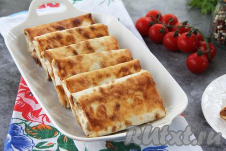 Аппетитные, вкуснейшие пирожки из лаваша с картошкой можно есть и тёплыми, и полностью остывшими.