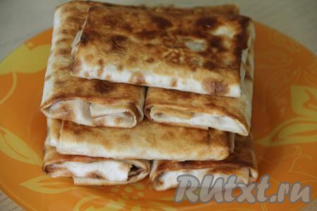 Жареные пирожки переложить со сковороды на тарелку. Постепенно пожарить все пирожки.