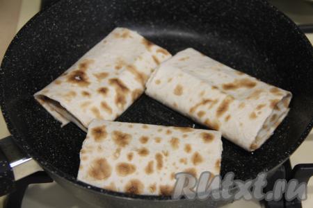 В сковороду влить растительное масло, хорошо его разогреть. Выложить в сковороду столько пирожков из лаваша с картошкой, сколько поместится в один слой.