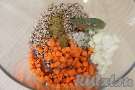 Добавить соль, специи и лавровый лист.&nbsp;