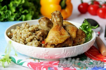 Рассыпчатую перловку вместе с сочными, аппетитными кусочками курицы разложить по тарелкам и подать ароматное, вкусное блюдо в горячем виде к столу.