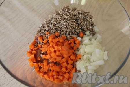 Очистить лук и морковь. Лук нарезать достаточно мелко, морковь - на небольшие кубики, выложить овощи в миску с курицей и перловкой.