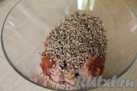 Непосредственно перед приготовлением блюда слить с перловки воду, в которой она замачивалась, промыть крупу под проточной водой, дать лишней воде стечь. Замаринованные части курицы выложить в объёмную миску, добавить подготовленную перловую крупу.&nbsp;