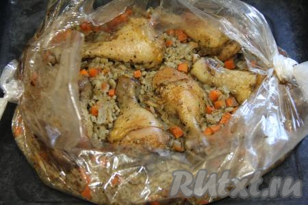 Готовое блюдо достать из духовки, аккуратно разрезать рукав.