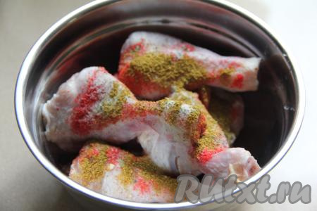 Части курицы выложить в миску, посолить, приправить специями (в качестве специй я использовала карри и паприку). Тщательно втереть специи в мясо со всех сторон. Оставить кусочки курицы пропитаться специями в холодильнике часа на 2 (можно оставить и на ночь).&nbsp;