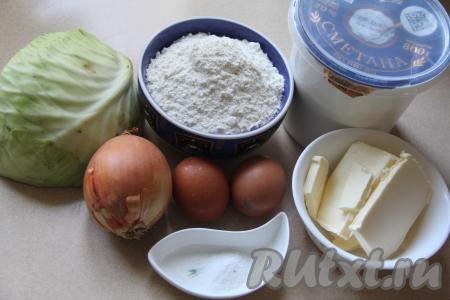 Подготовить продукты для приготовления пирога с капустой из песочного теста. Сметану нужно взять жирностью не менее 20%.