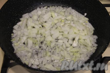 Пока песочное тесто охлаждается, сразу займёмся начинкой из капусты для пирога. Прежде всего нужно очистить лук, удалить верхние листья с капусты. Промыть лук и капусту водой. Лук мелко нарезать, выложить в сковороду, в которой уже разогрелось растительное масло. Обжарить лук, иногда помешивая, в течение 3-4 минут (до прозрачности) на среднем огне.
