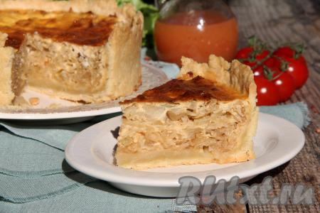 А затем нежный, вкусный пирог с капустой, приготовленный из песочного теста, нарезать на кусочки и подать к столу.