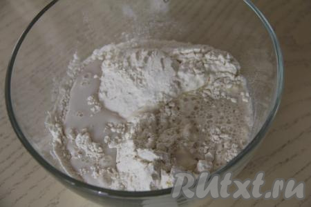 В микроволновке (или на плите) подогреть молоко до 38-40 градусов (если молоко будет более горячим, в нём в дальнейшем могут погибнуть дрожжи). В небольшую ёмкость влить тёплое молоко, раскрошить в него живые (или всыпать сухие) дрожжи, перемешать и поставить получившуюся опару минут на 10-15 в тёплое место. По прошествии 10-15 минут поверхность опары запенится, это говорит о том, что дрожжи начали работать. В глубокую миску всыпать 150 грамм муки, добавить соль, перемешать, влить запенившуюся опару, перемешивать тесто вначале столовой ложкой.