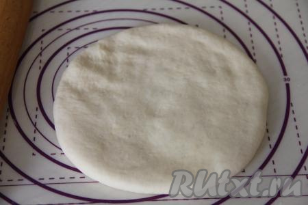 Перевернуть "мешочек" из теста швом вниз и аккуратно растянуть руками в лепёшку.&nbsp;