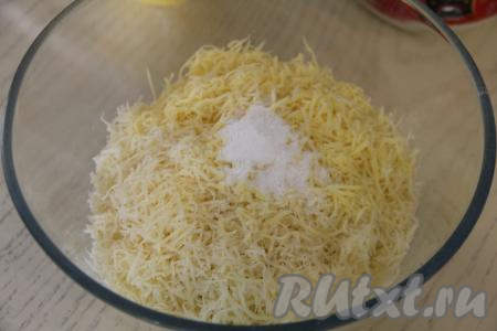Добавить соль по вкусу. Добавляя соль, обязательно учитывайте степень солёности сыра.