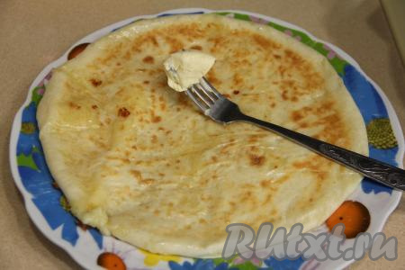 Готовый хычин переложить на тарелку, сразу смазать кусочком сливочного масла. Аналогично поочерёдно пожарить ещё 2 хычина, не забывая смазывать их маслом после жарки.