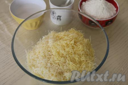 В миску с картошкой добавить сыр, натёртый на мелкой тёрке.&nbsp;