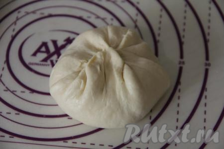 Собрать тесто в виде мешочка над начинкой. Хорошо скрепить края теста над начинкой.&nbsp;