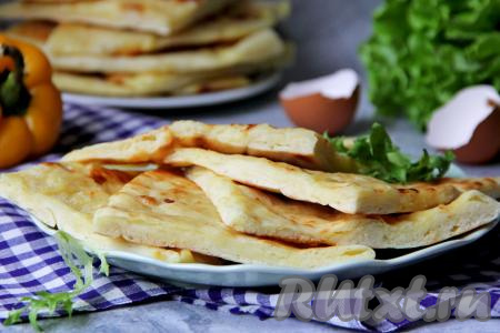 Вкусные, нежные хычины с картошкой и сыром нарезать на кусочки и подать к столу.