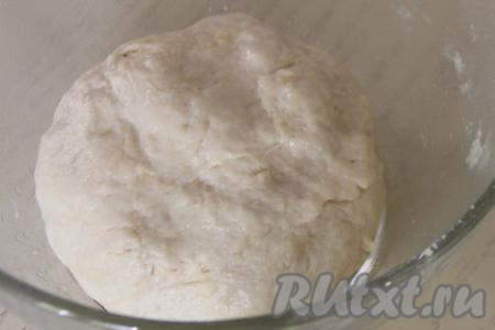 Частями начать добавлять оставшуюся муку, хорошо вмешивая её. После того как перемешивать ложкой станет сложно, продолжать вымешивать тесто руками. Добавляя понемногу муку, учитывайте, что дрожжевое тесто для хычинов должно получиться мягким, нежным, не липнущим к рукам. Вымешивать тесто в процессе замеса нужно не менее 7 минут. Как только добились нужной консистенции теста, значит больше муку добавлять не нужно. Из замешанного теста сформировать колобок. Миску с тестом накрыть полотенцем и оставить в тёплом месте на 1 час для подъёма (до увеличения теста в объёме раза в 2-3). Количество муки, которое придётся добавить, зависит и от качества муки, и от жирности молока, поэтому ориентируйтесь не на количество муки, указанное в ингредиентах, а на структуру замешиваемого теста.