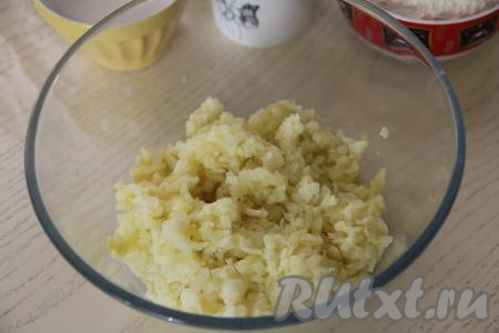 После того как тесто поднимается, быстро подготовим начинку. Для этого варёную картошку нужно очистить, натереть на крупной тёрке в глубокую миску.&nbsp;