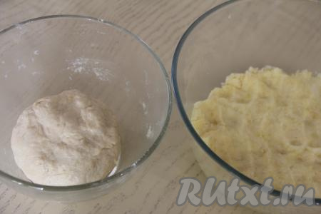 Перемешать картошку с сыром до однородности и начинка для хычинов готова.&nbsp;Поднявшееся дрожжевое тесто обмять.