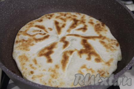 Жарить хычин с начинкой из картошки и сыра с двух сторон до золотистого цвета на среднем огне.