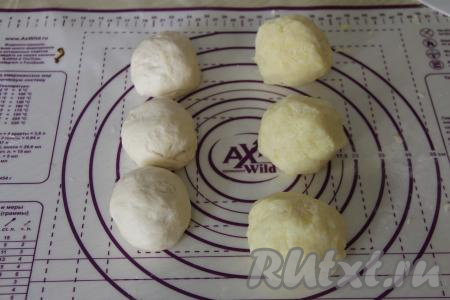 Тесто разделить на 3 равных части. Из каждой части теста сформировать шар. Катофельно-сырную начинку тоже разделить на 3 равных части, скатать каждую часть в шар.&nbsp;