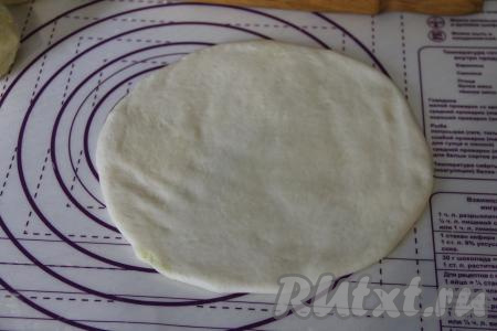 Затем аккуратно раскатать лепёшку скалкой до диаметра 26 сантиметров, у нас получится заготовка хычина с начинкой из картошки и сыра. Аналогично сформировать ещё 2 заготовки хычина. 