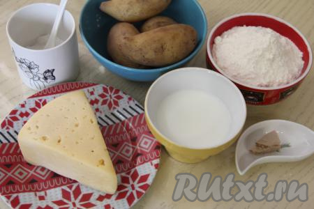 Подготовить продукты для приготовления хычинов с картошкой и сыром на сковороде. Картошку вымыть, не очищая от кожуры, выложить в кастрюлю, залить полностью водой и отварить до готовности (на варку с момента закипания воды потребуется минут 25-30, готовые картошины будет легко прокалываться ножом). Затем воду слить, оставить картофель остывать.