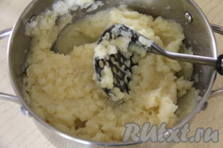 Картофельное пюре получится в меру густым.