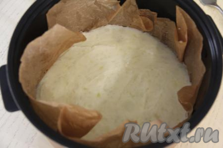 Поверх начинки выложить оставшийся картофель и слегка утрамбовать.&nbsp;