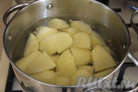 Картошку почистить, нарезать на части, выложить в кастрюлю, залить полностью водой и поставить на сильный огонь. После закипания воды подсолить по вкусу, варить картофель до готовности (ориентировочно в течение 20-25 минут, картошка должна стать в меру мягкой, легко прокалываться ножом).