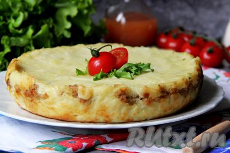 Переложить запеканку на тарелку и подать к столу, нарезав на кусочки.