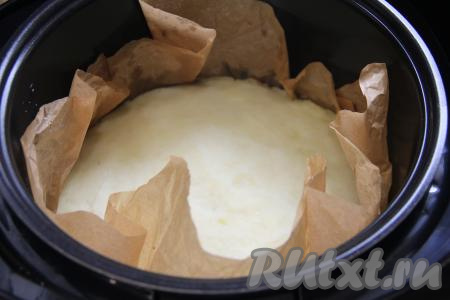 Установить чашу в мультиварку, закрыть крышку и выставить режим "Выпечка" на 1 час. После звукового сигнала открыть крышку, дать картофельной запеканке с фаршем немного остыть.