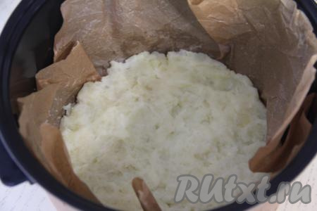 Чашу мультиварки помыть, застелить листом пергамента, смазать растительным маслом. Выложить на пергамент половину картофельного пюре.