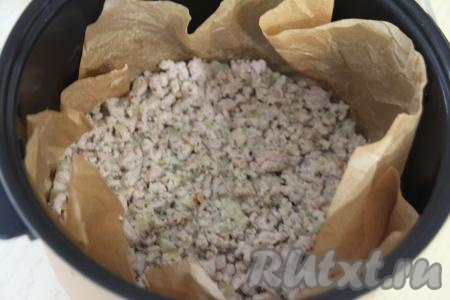 На картофельный слой разложить начинку из фарша и разровнять.