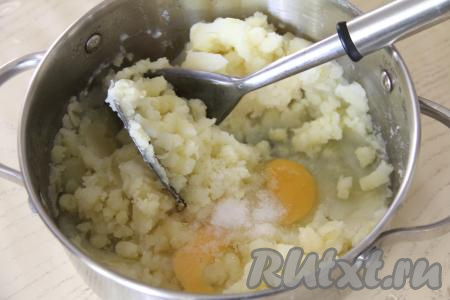 После того как картошка сварится до готовности, слить воду, в которой она варилась. Дать немного картофелю остыть, затем добавить сырое яйцо, размять толкушкой до однородности. Если необходимо, досолить получившееся картофельное пюре по вкусу.