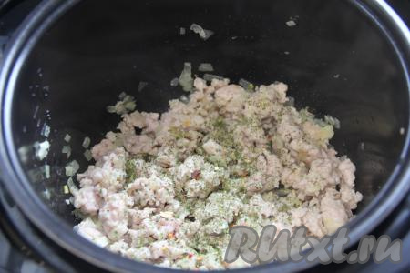 Жарить фарш с луком, достаточно часто разбивая комочки мяса, в течение 15 минут (до полной готовности фарша). В конце обжаривания посолить, приправить специями начинку для картофельной запеканки по вкусу и переложить на тарелку.