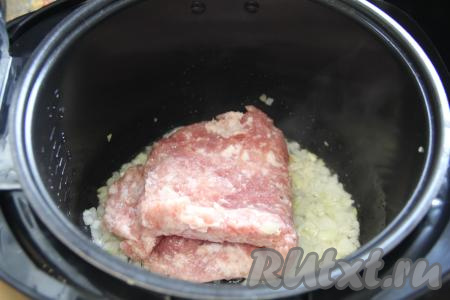 Пока варится картошка, можно заняться мясной начинкой для запеканки. Начинку для этой запеканки можно сделать из любого мяса (например, свинины, говядины, индейки, курицы или&nbsp;нескольких видов мяса). Для получения фарша нужно вымытое и обсушенное мясо попустить через мясорубку. Можно безусловно использовать и покупной фарш. Лук очистить. В чашу мультиварки влить растительное масло, установить на 20 минут режим "Жарка", выложить мелко нарезанный лук. Обжарить лук в течение 5 минут (до прозрачности), периодически перемешивая. Затем добавить мясной фарш (у меня - фарш из свинины).