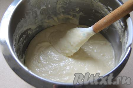 Постепенно подсыпая оставшуюся муку и очень хорошо вмешивая её, замесить однородное тесто, напоминающее по консистенции сметану средней густоты. Возможно, муки вам потребуется чуть больше или меньше, чем указано в ингредиентах, поэтому я советую всыпать муку частями, ориентируясь на густоту замешиваемого теста.