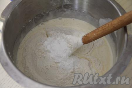 В получившуюся массу всыпать грамм 100 муки и весь разрыхлитель. Аккуратно, стараясь не сбить воздушность вбитых яиц, вмешать муку и разрыхлитель в тесто для кексов.