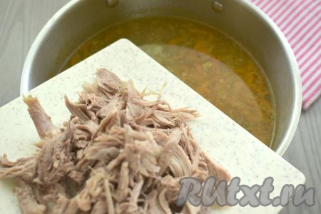 Пока варится лапша, остывшее мясо отделяем от костей, нарезаем на части. А после того как лапша проварится 4-5 минут, добавляем в кастрюлю утиное мясо, если нужно, досаливаем суп. Провариваем 1 минуту.